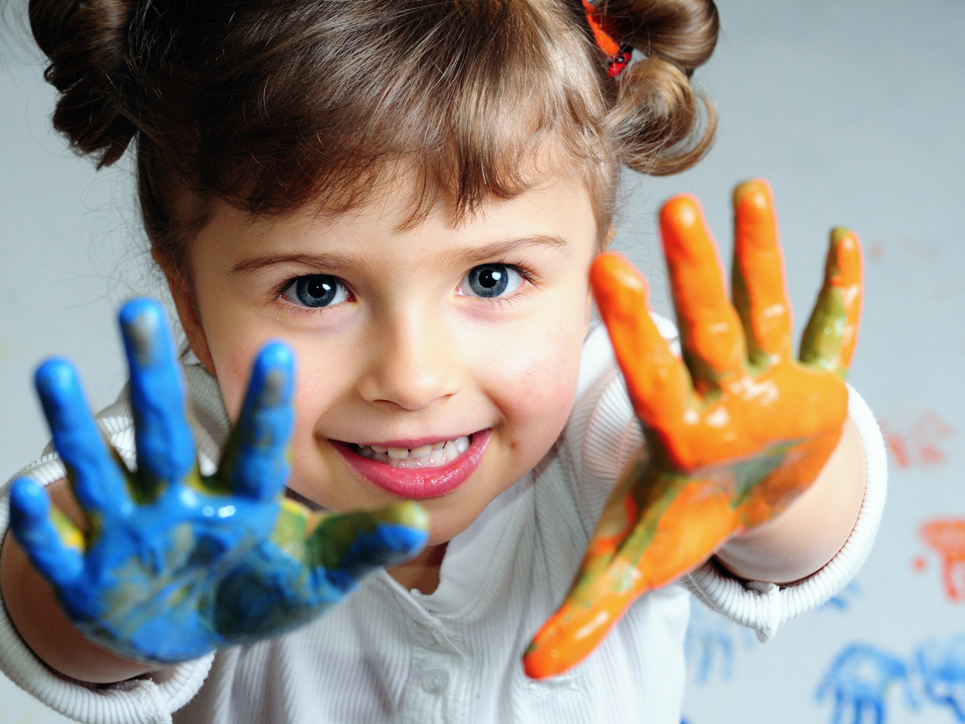 Ребенок с красками