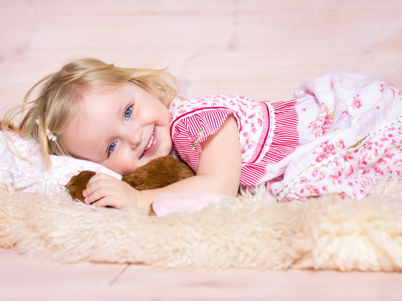 Девочка на полу