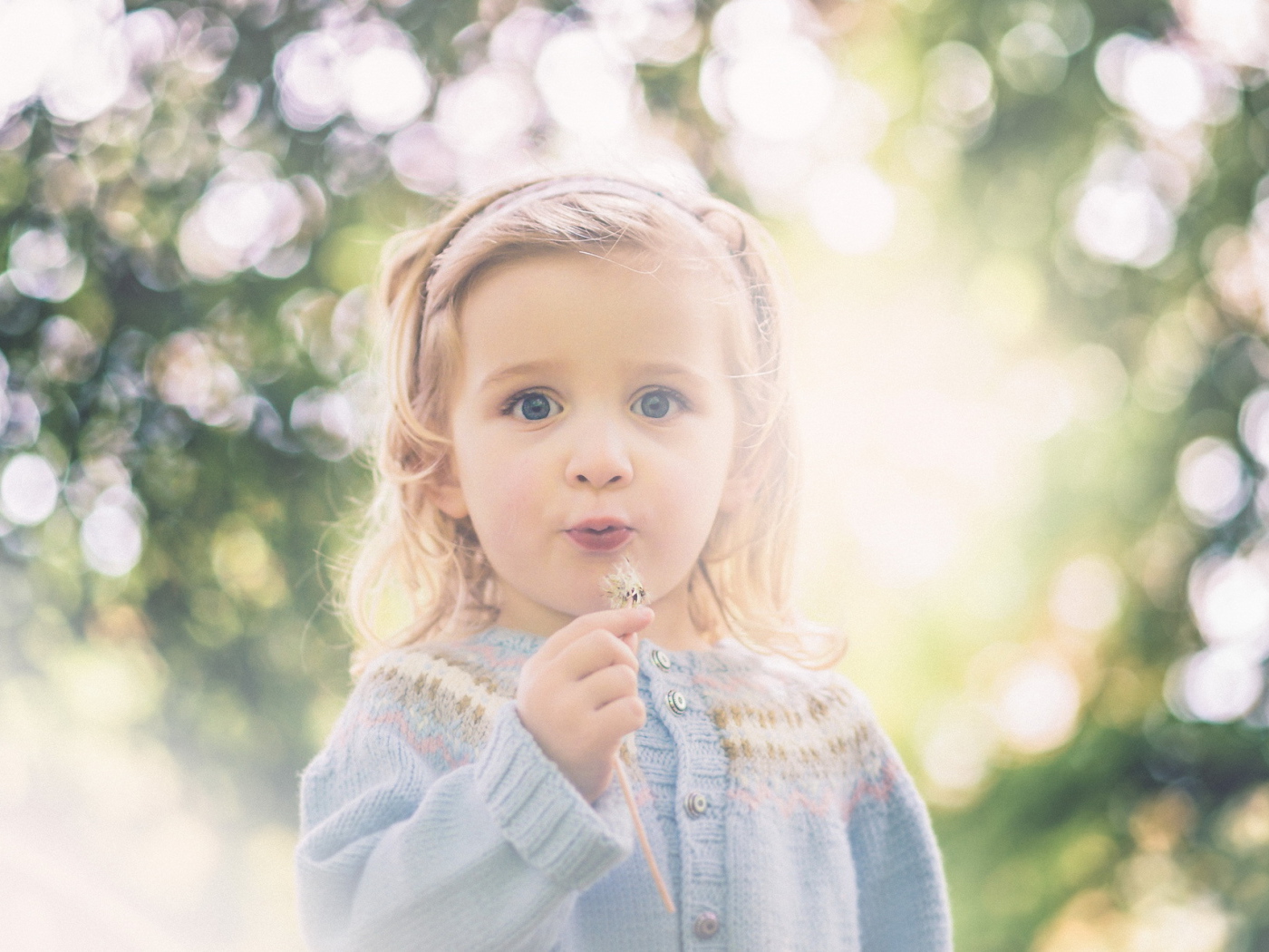 Девочка с одуванчиком