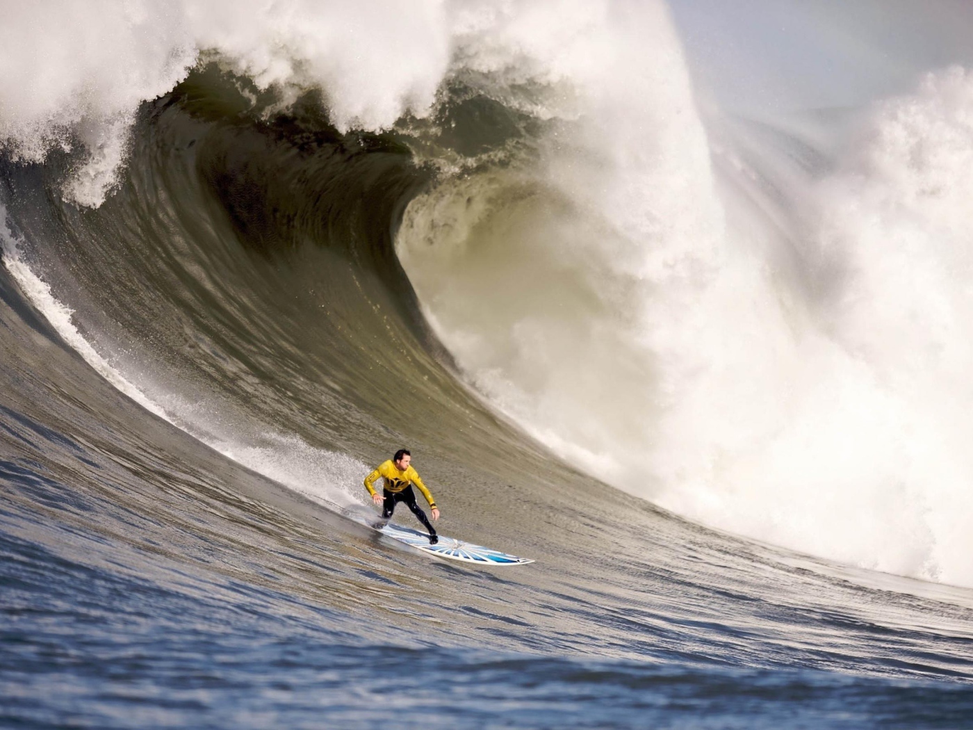 Серфер спускается с волны