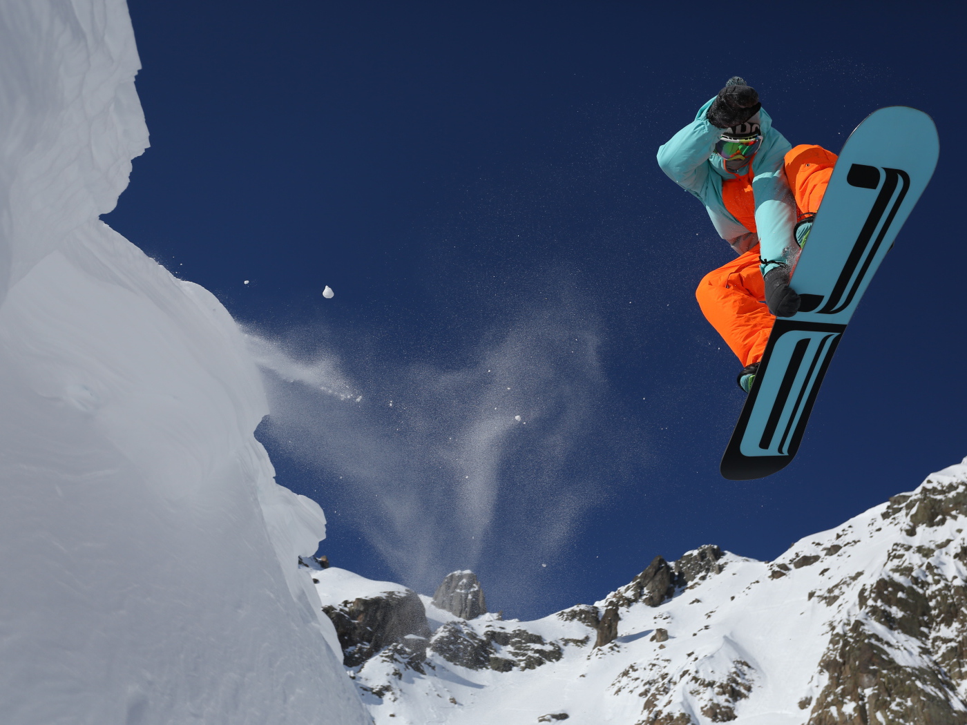 Сноубордист в горах