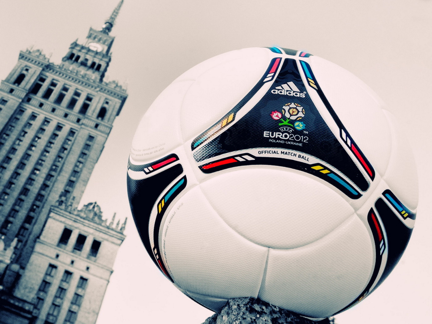Мяч Чемпионата Европы по футболу 2012
