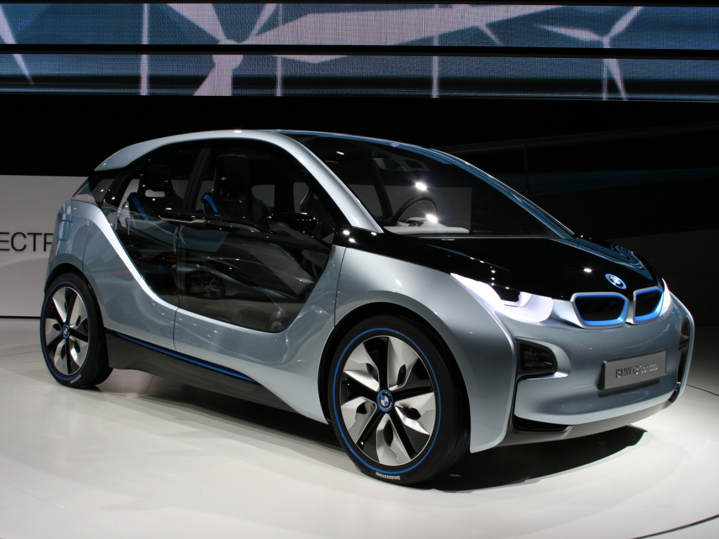 BMW i3 в автосалоне