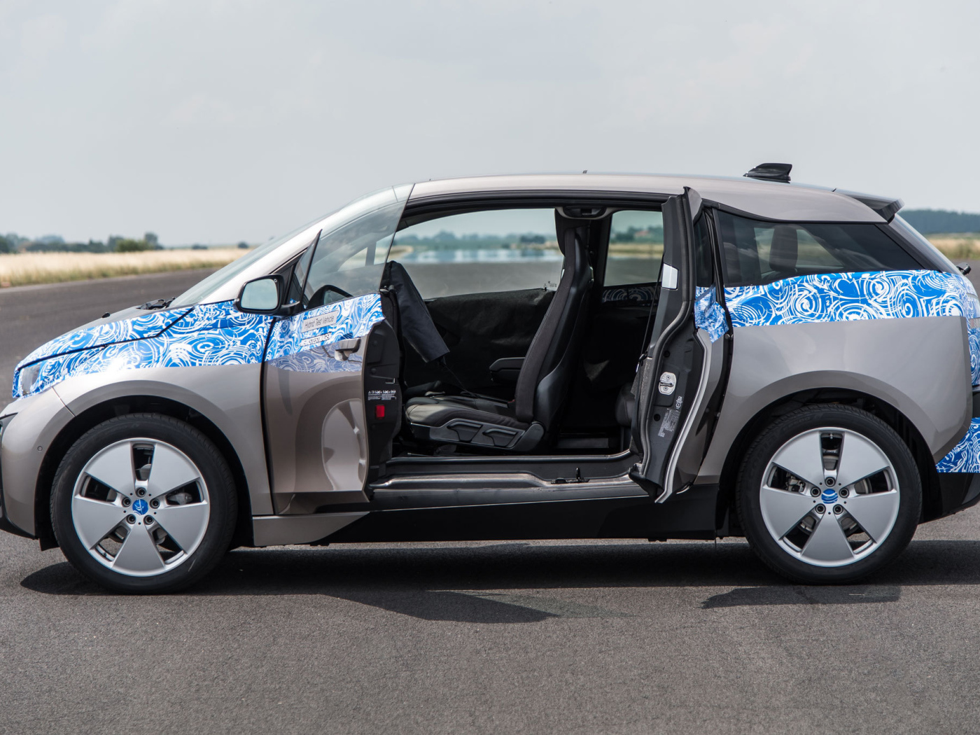 Прототип BMW i3 с открытыми дверями