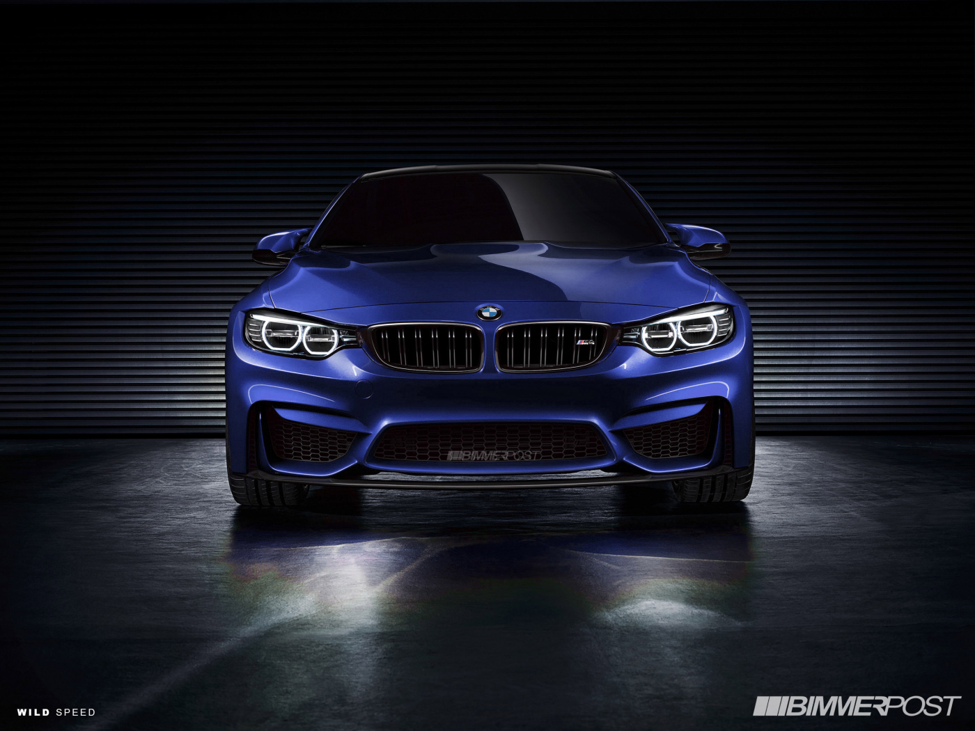 Синий BMW M4 в гараже
