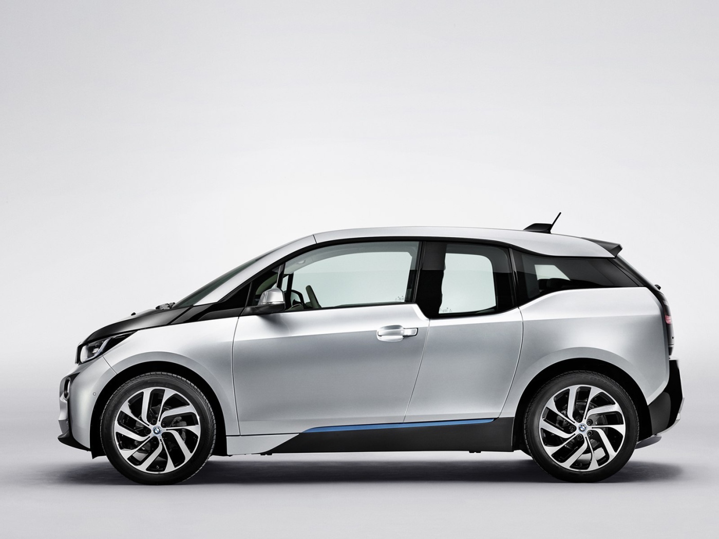 Серебряная BMW i3 со стороны
