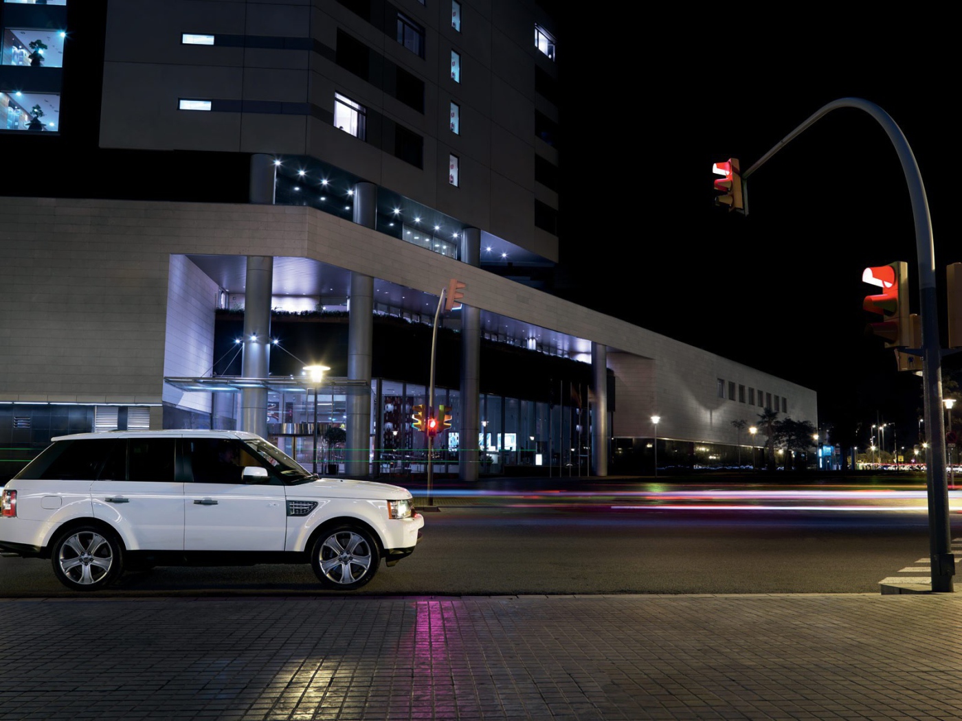 Land Rover у светофора