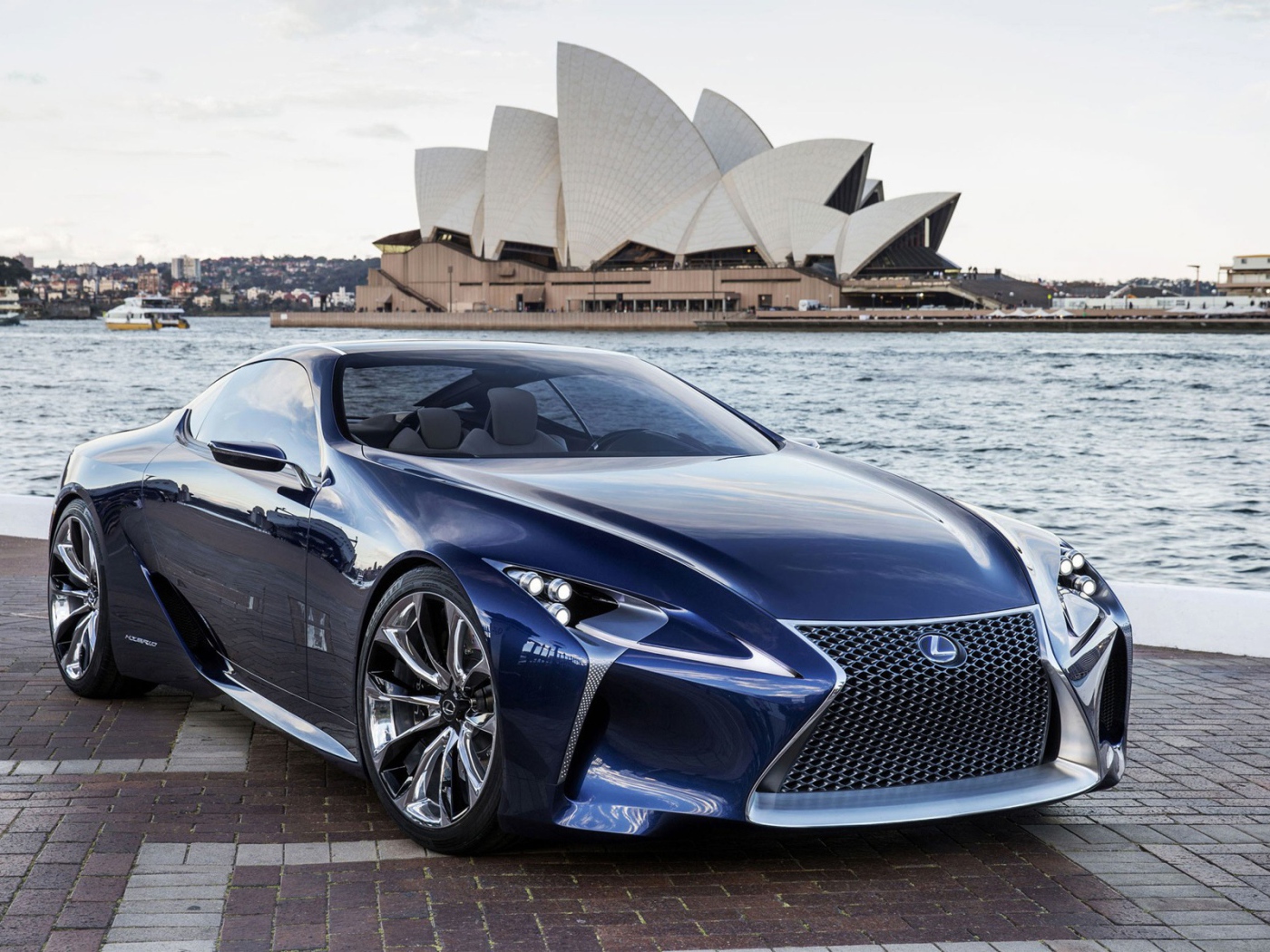 Синий Лексус у воды