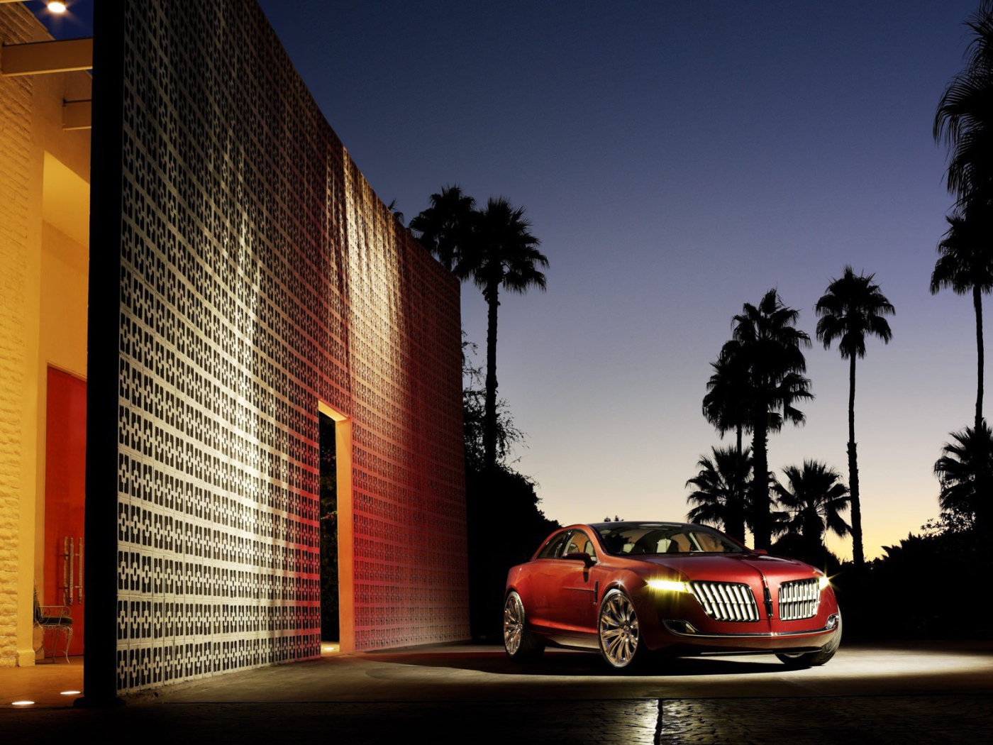 Автомобиль Линкольн в вечернем свете