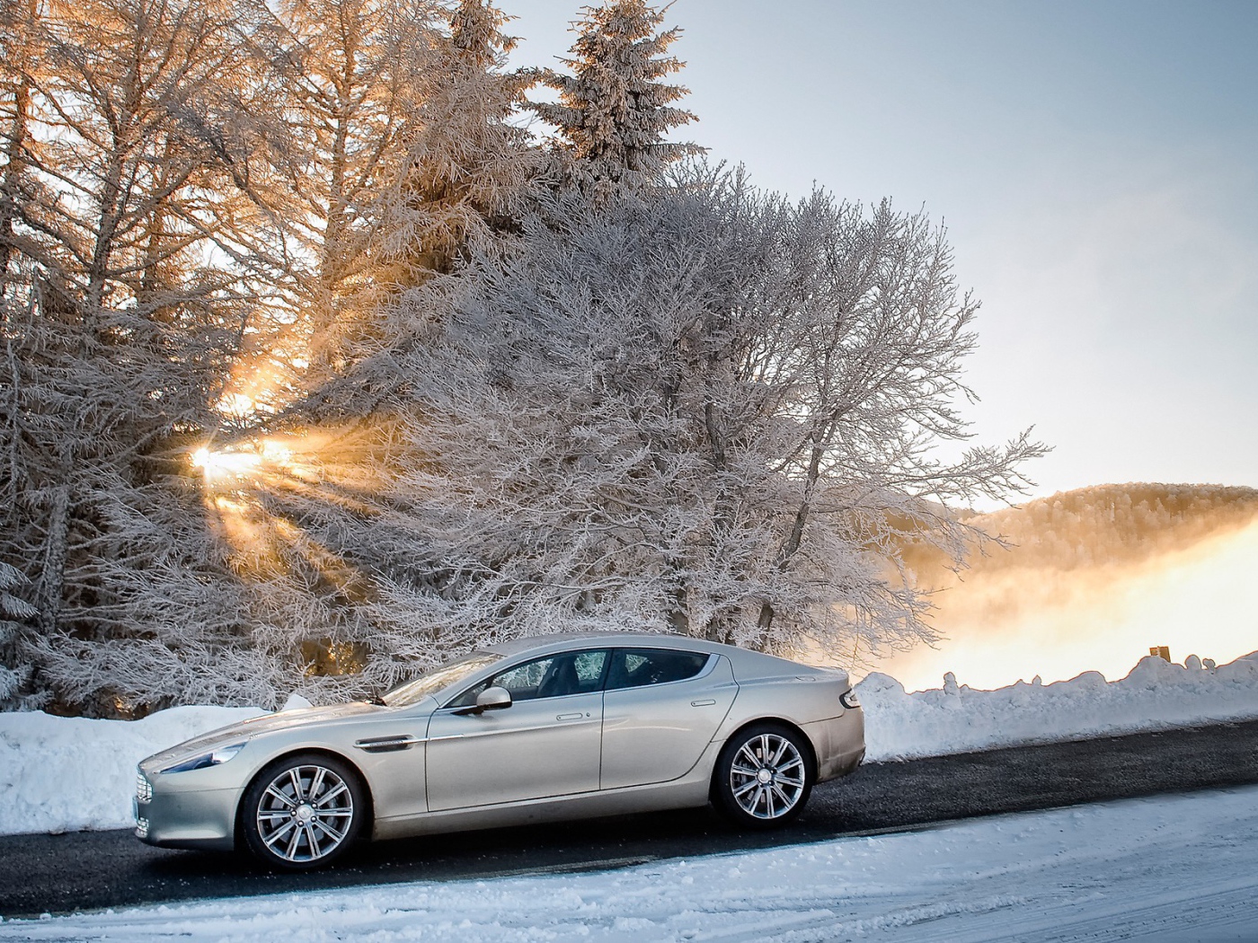 Автомобиль на зимней дороге