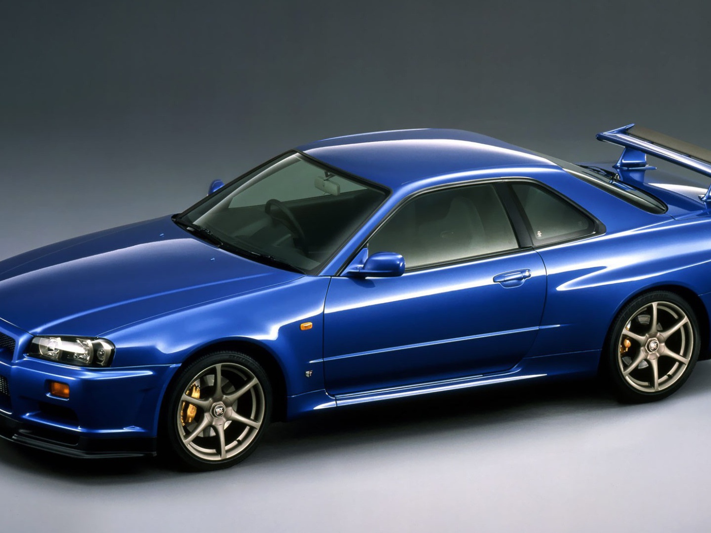 Голубой Ниссан GT-R