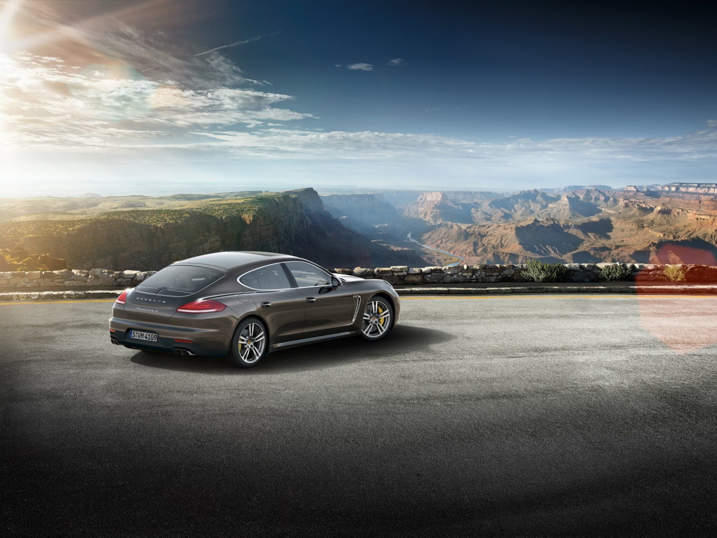 Porsche Panamera Turbo S 2014 на парковке в горах