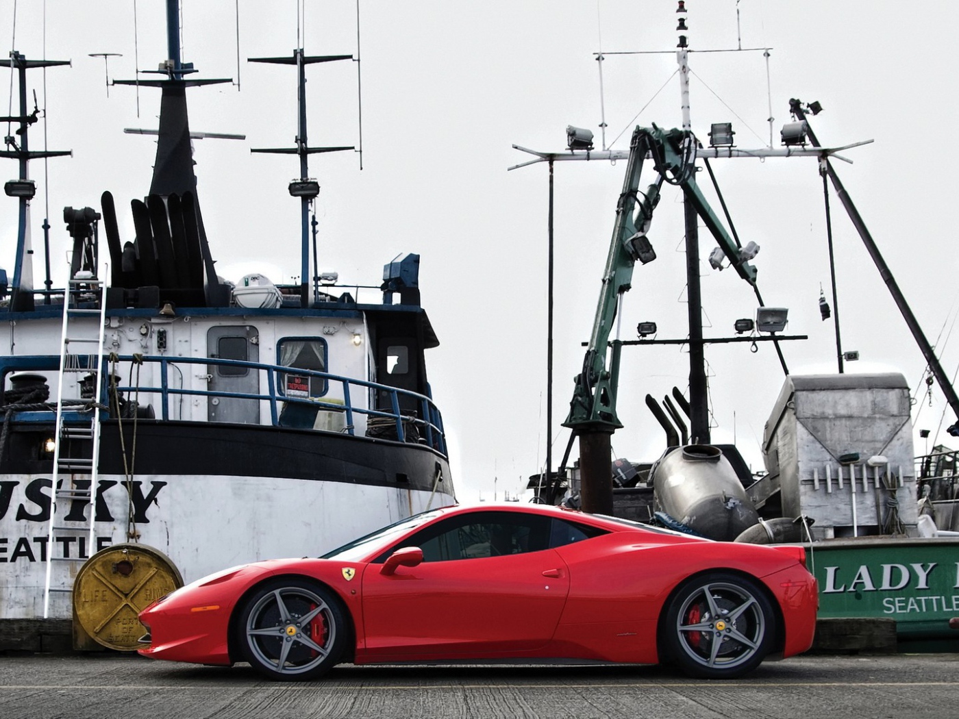 Красный автомобиль на пристани