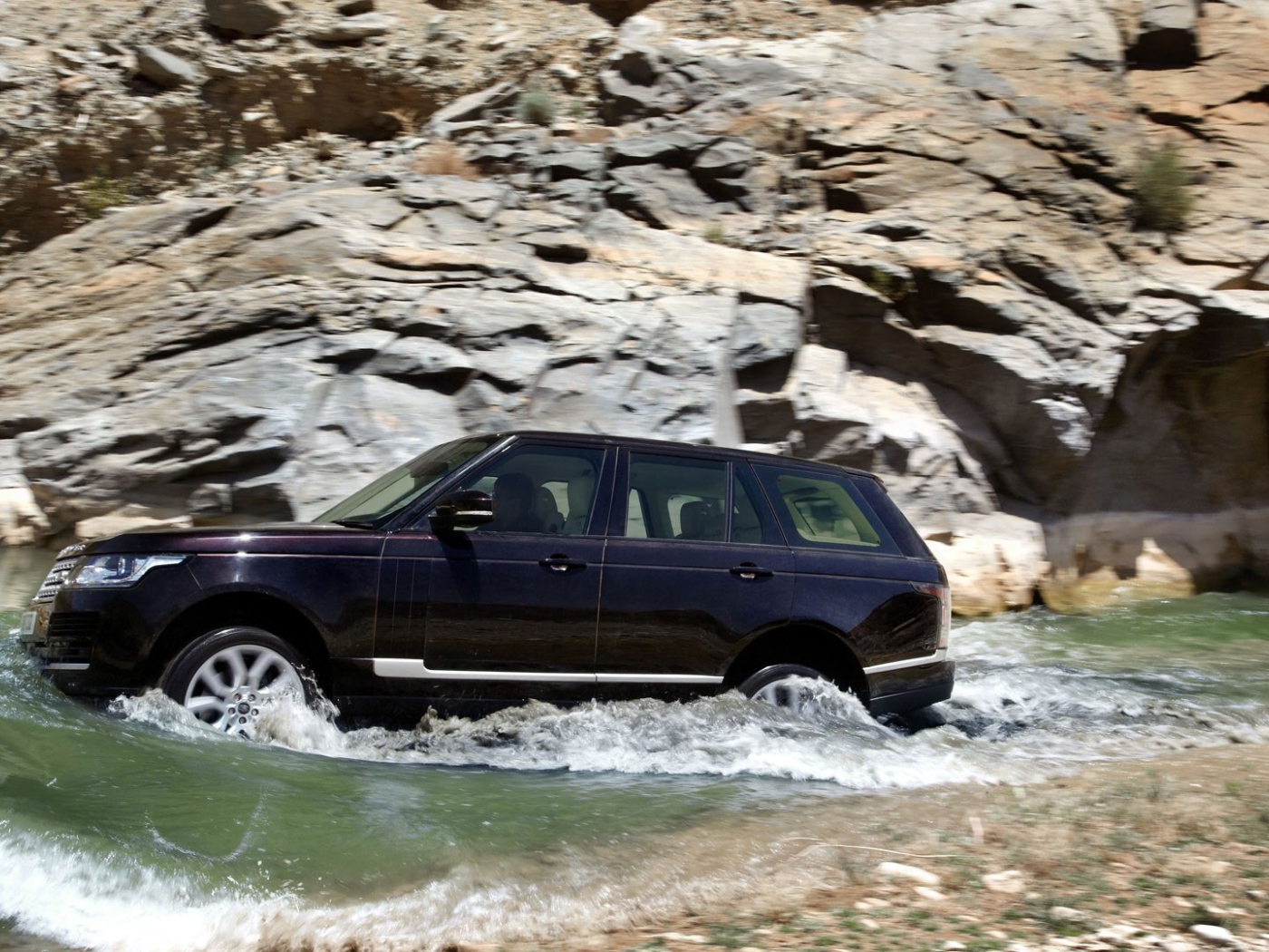 Randge Rover в воде