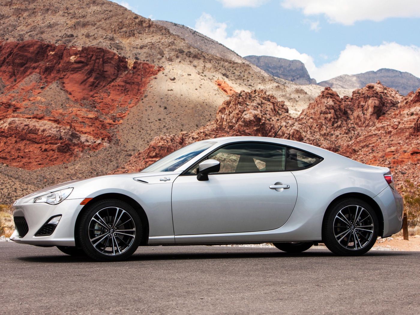 Белая Toyota scion