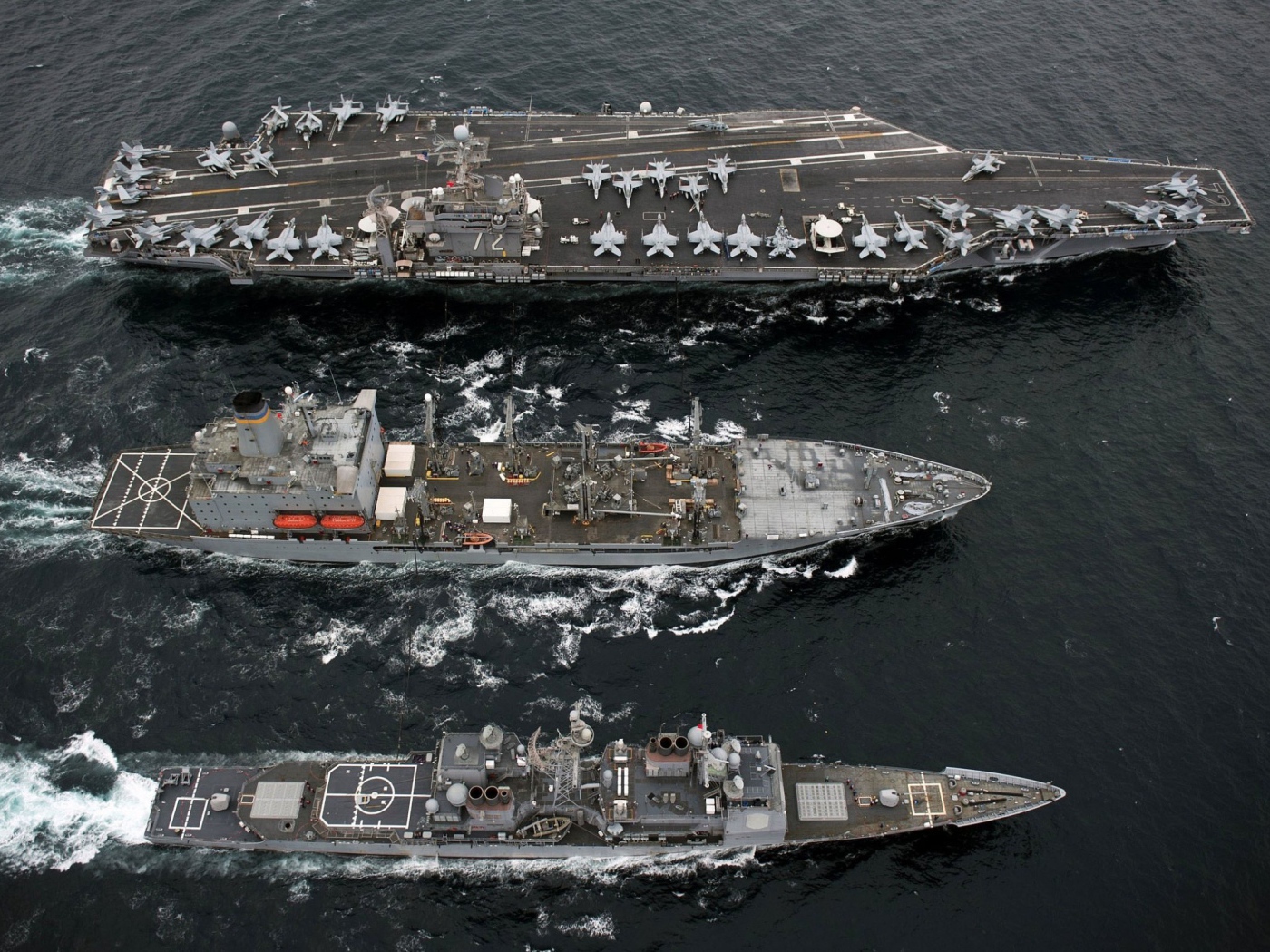 Авианосец и военные корабли