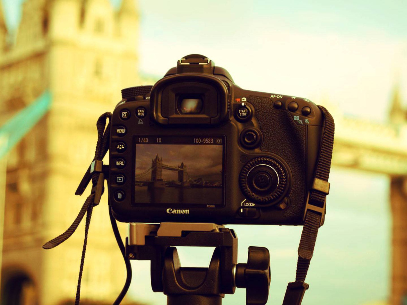 Фотоаппарат Кэнон на штативе
