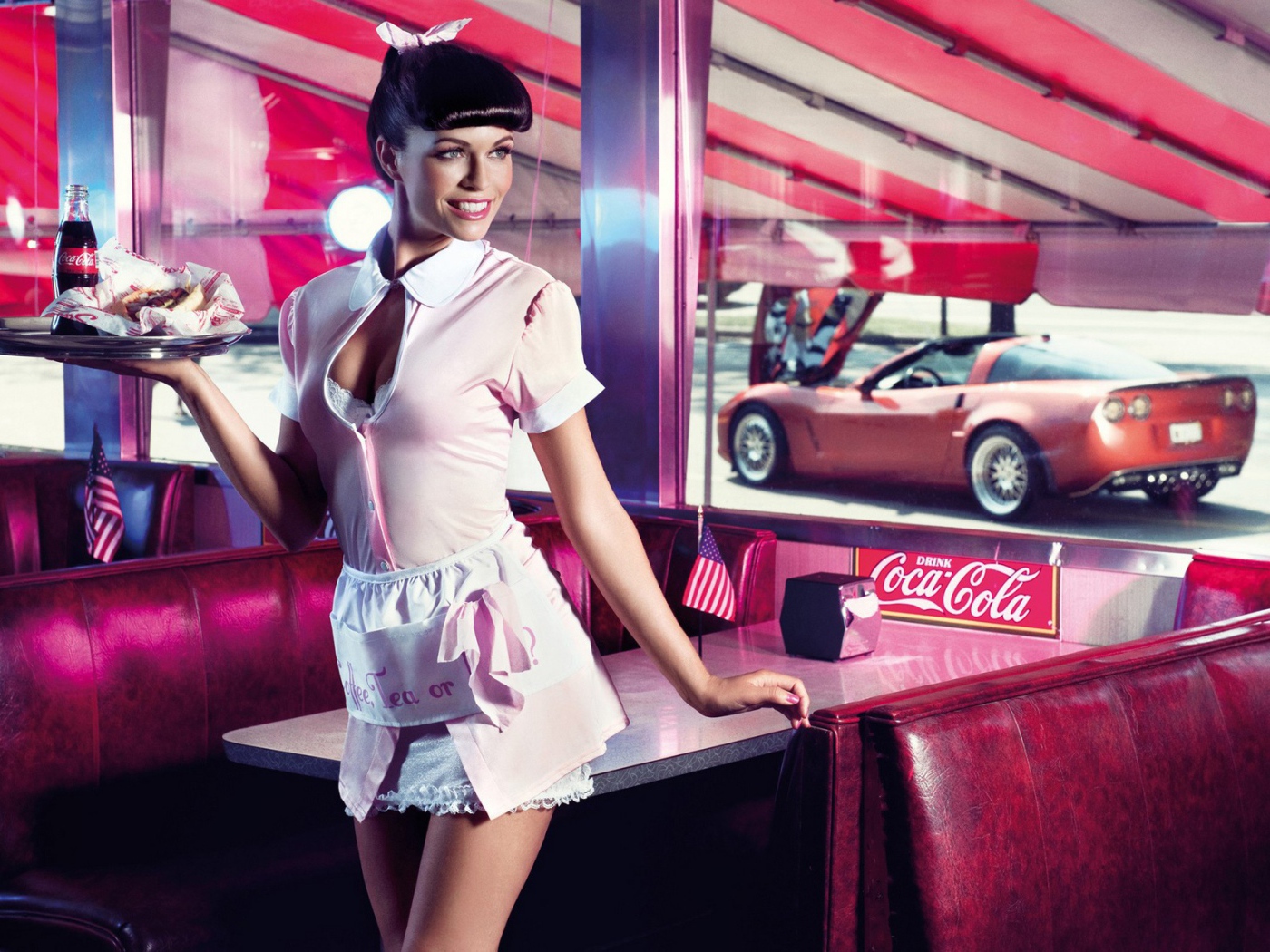 Девушка с Кока-Колой