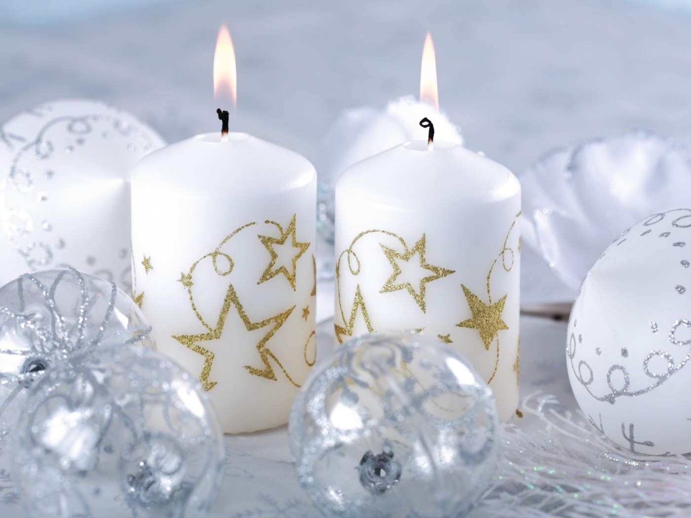 Горящие свечи белые на рождество