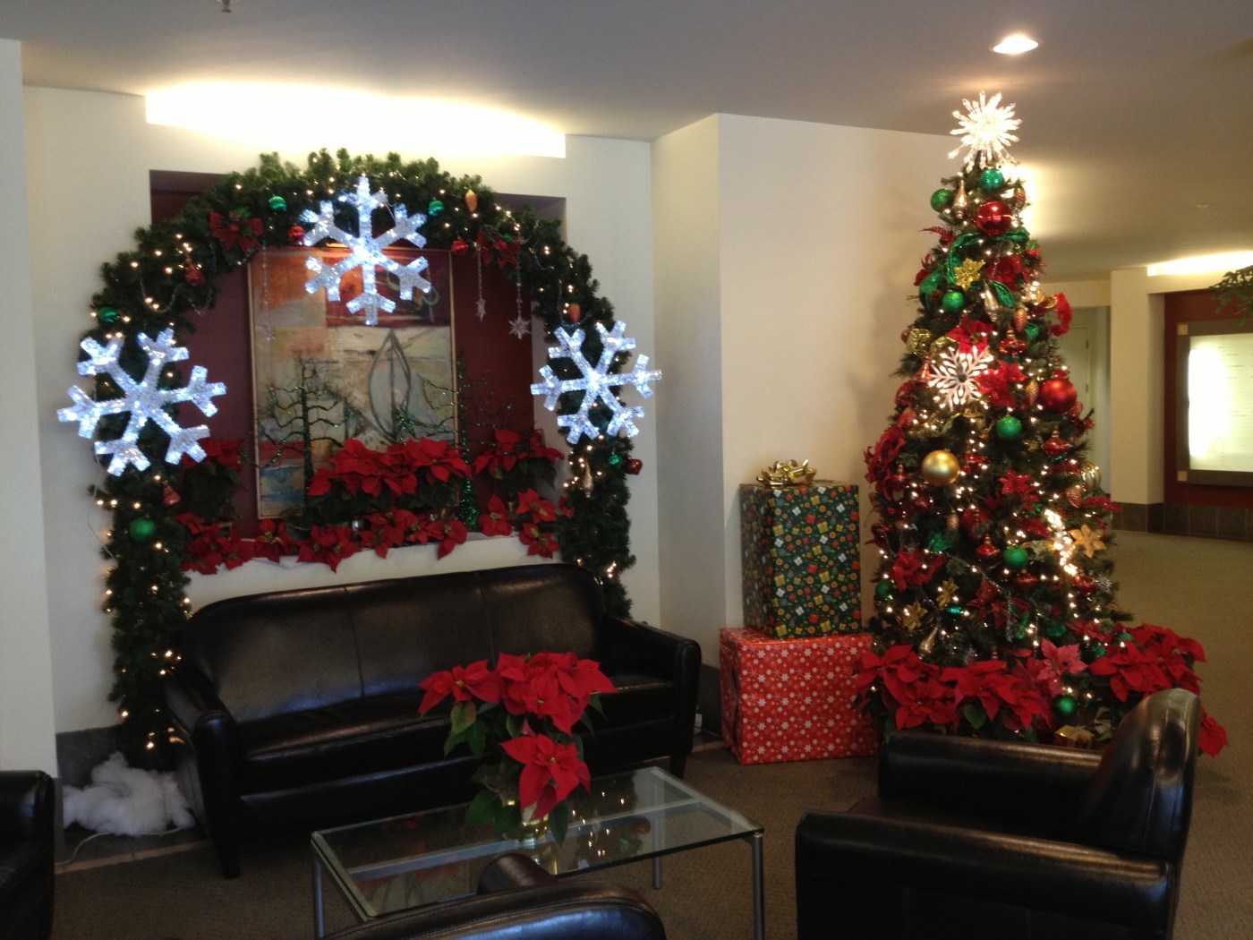 Украшенная уютная комната на рождество