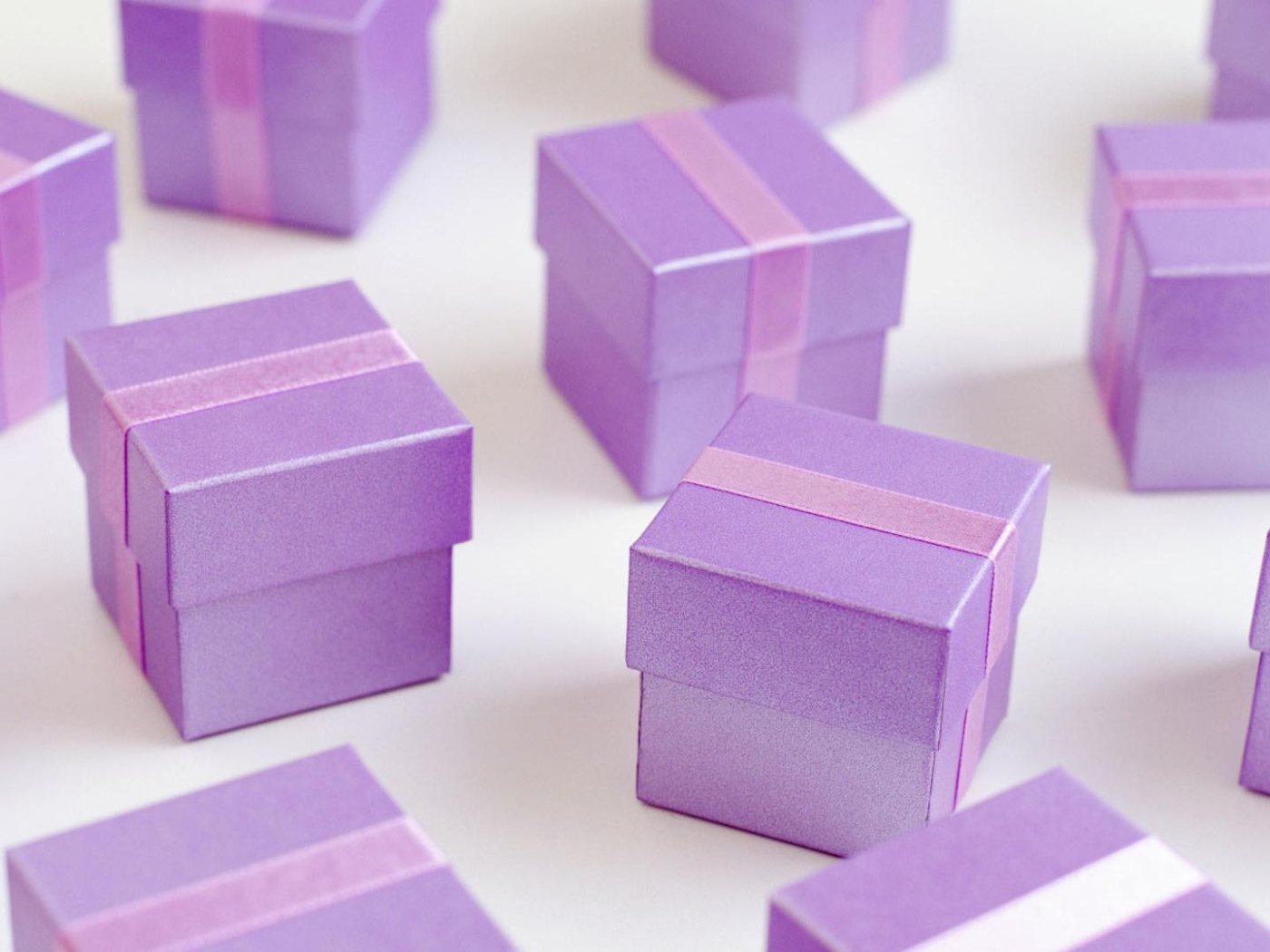 Фиолетовые подарочные коробочки на рождество