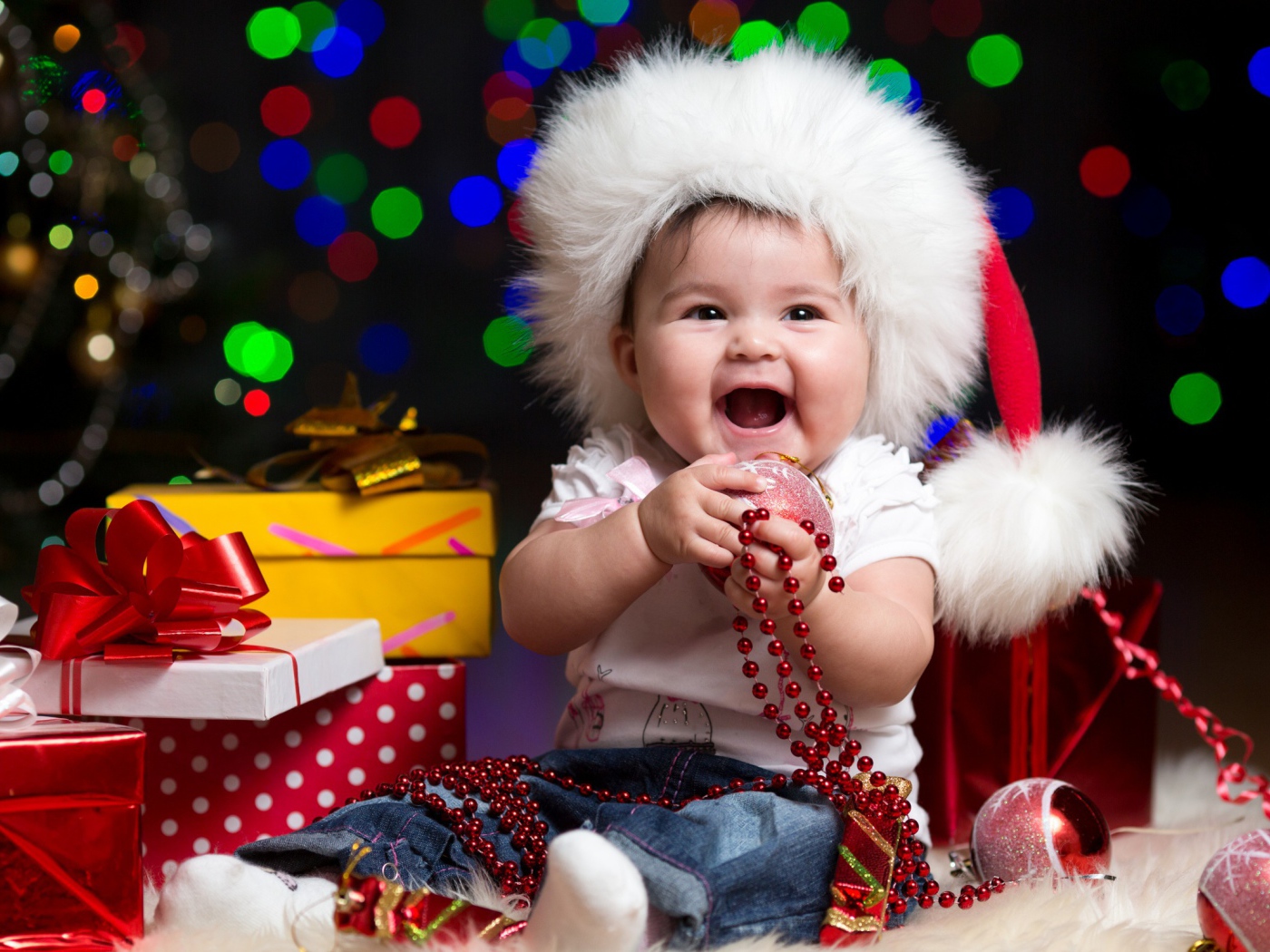 Счастливый ребёнок на рождество