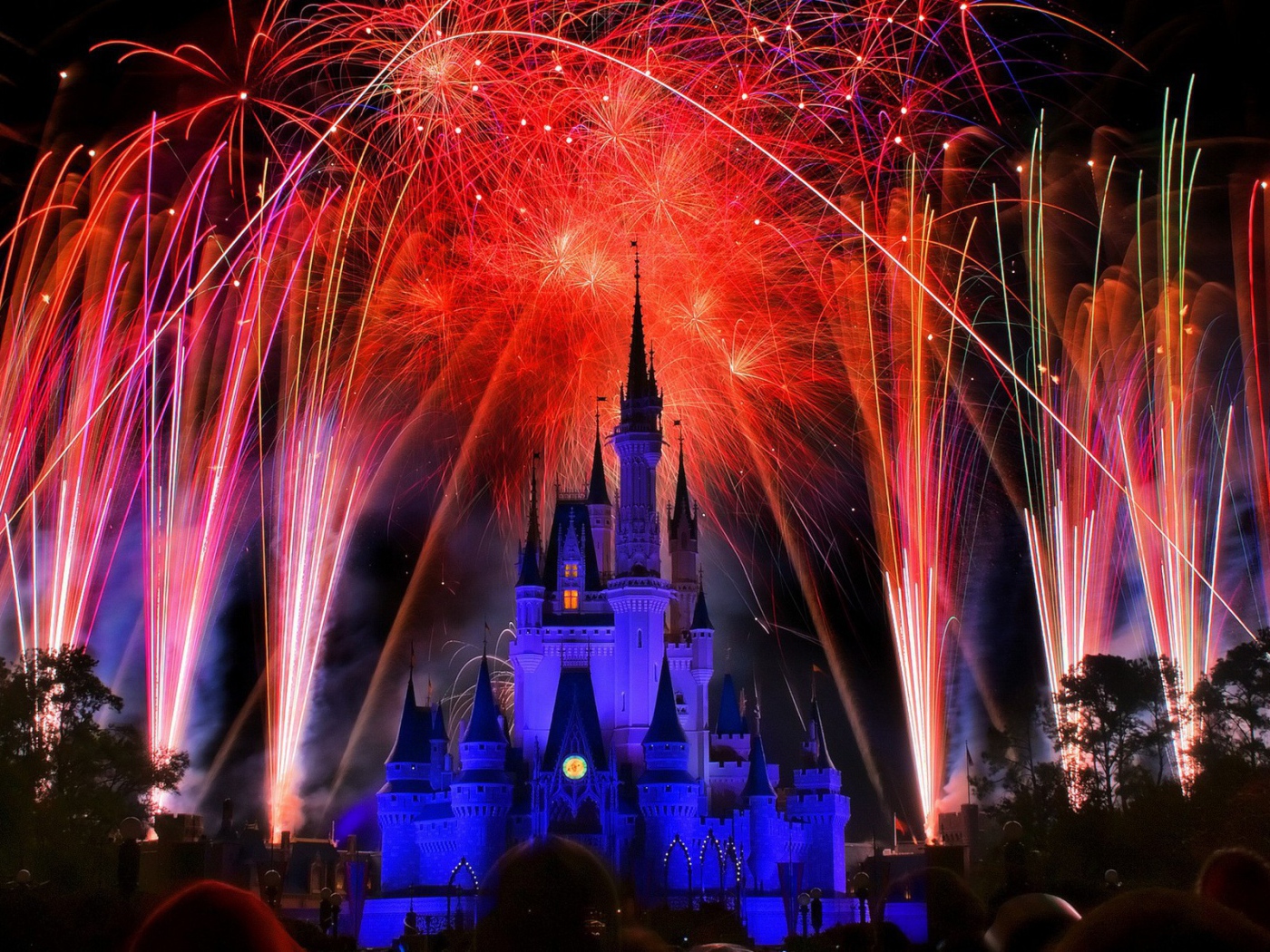 Праздничный фейерверк над костелом