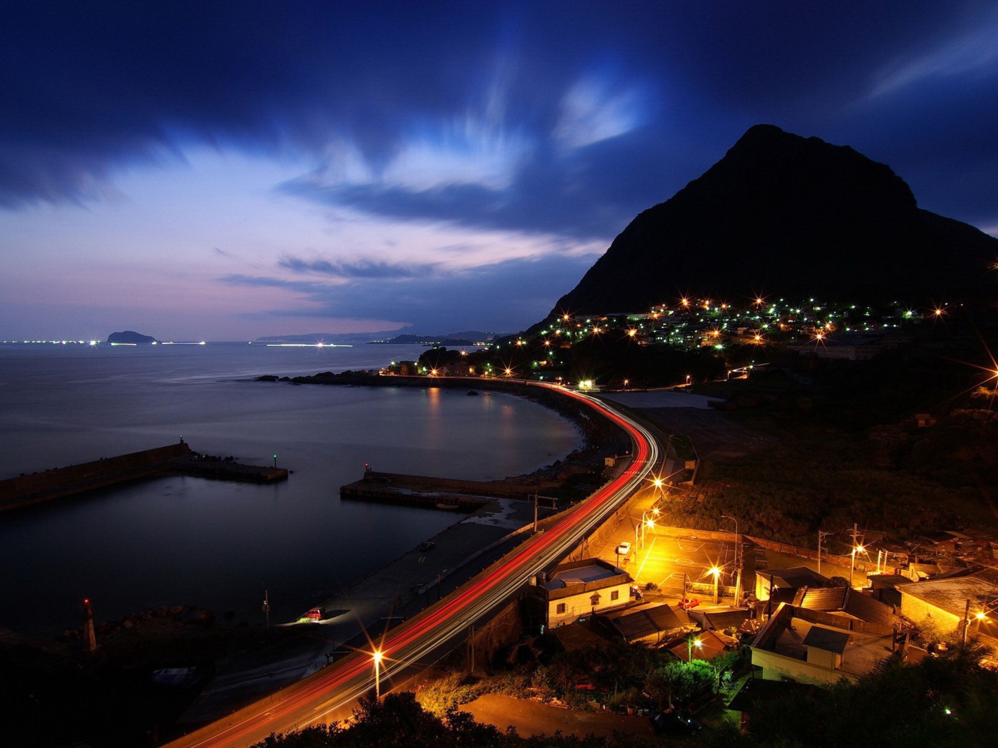 Город на берегу моря ночью