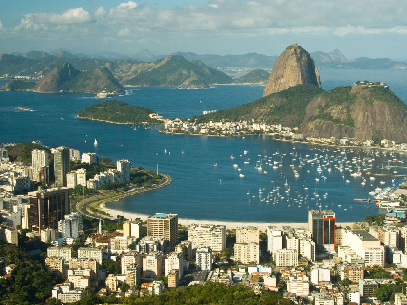 Вид на город у моря с высоты