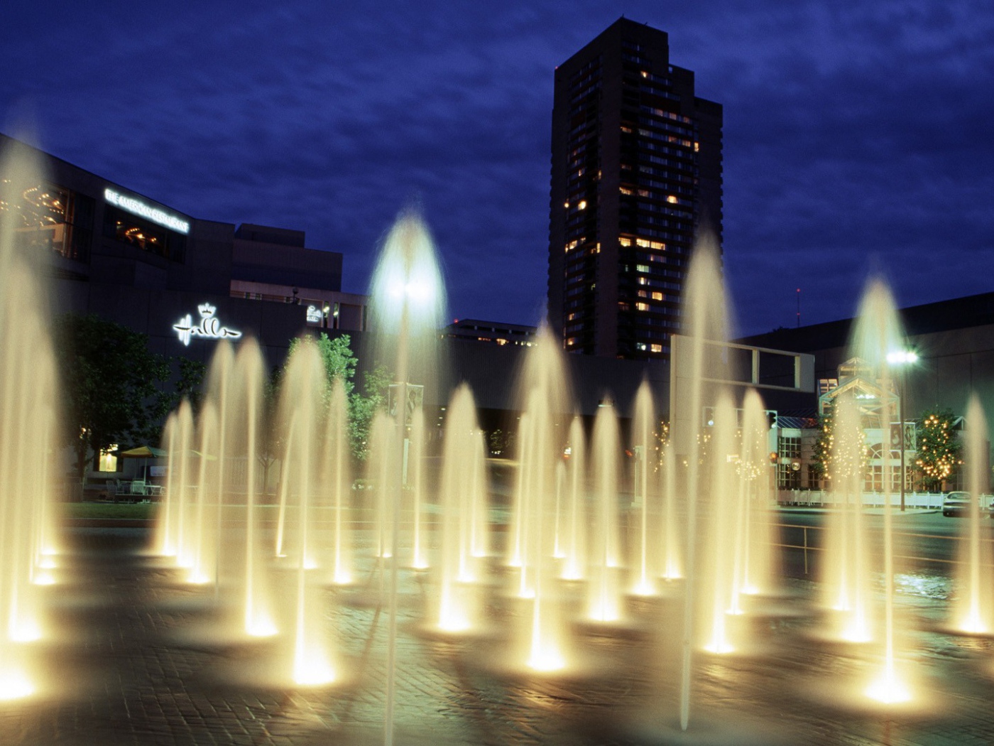 Световой фонтан ночью