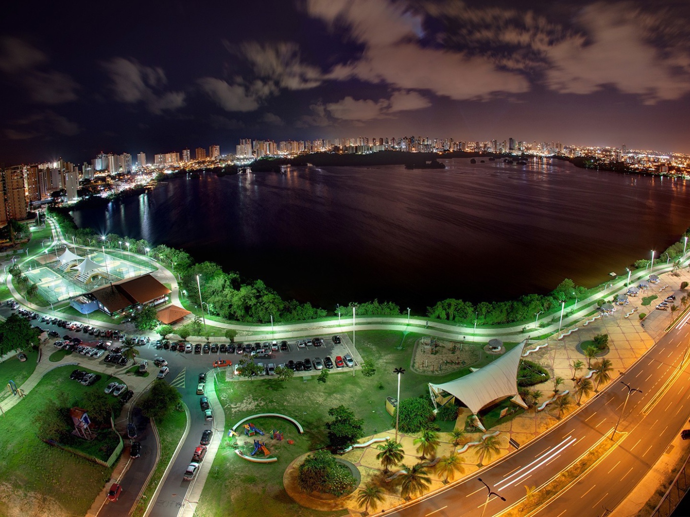 Ночной город вокруг залива