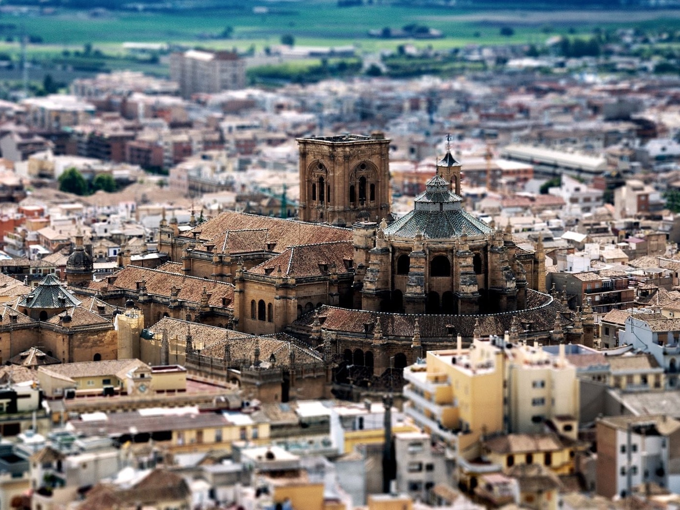 Старая крепость среди нового города