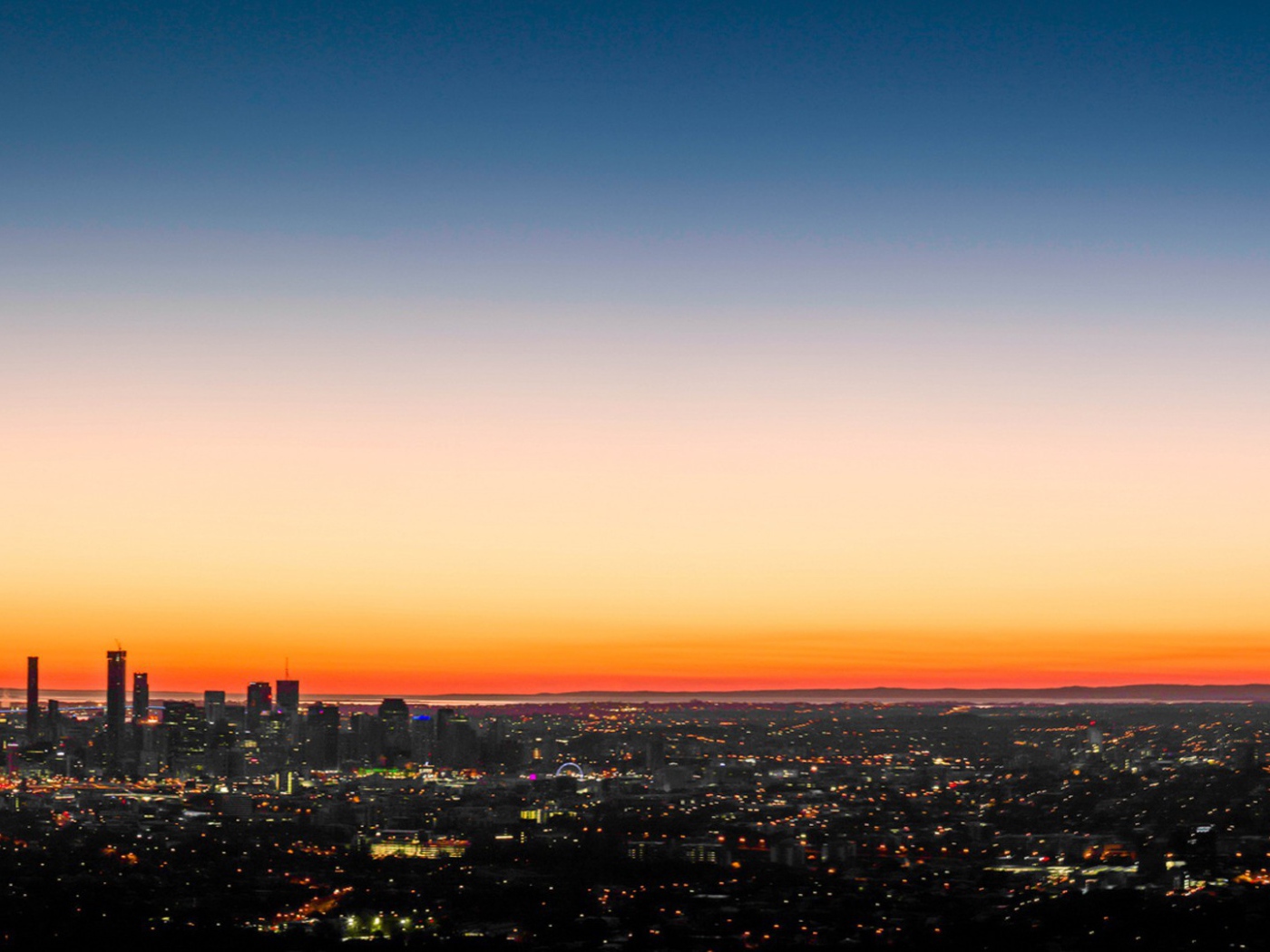 Городской пейзаж на закате