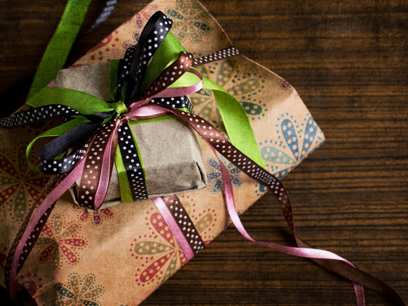 Подарок на праздник с разноцветными лентами