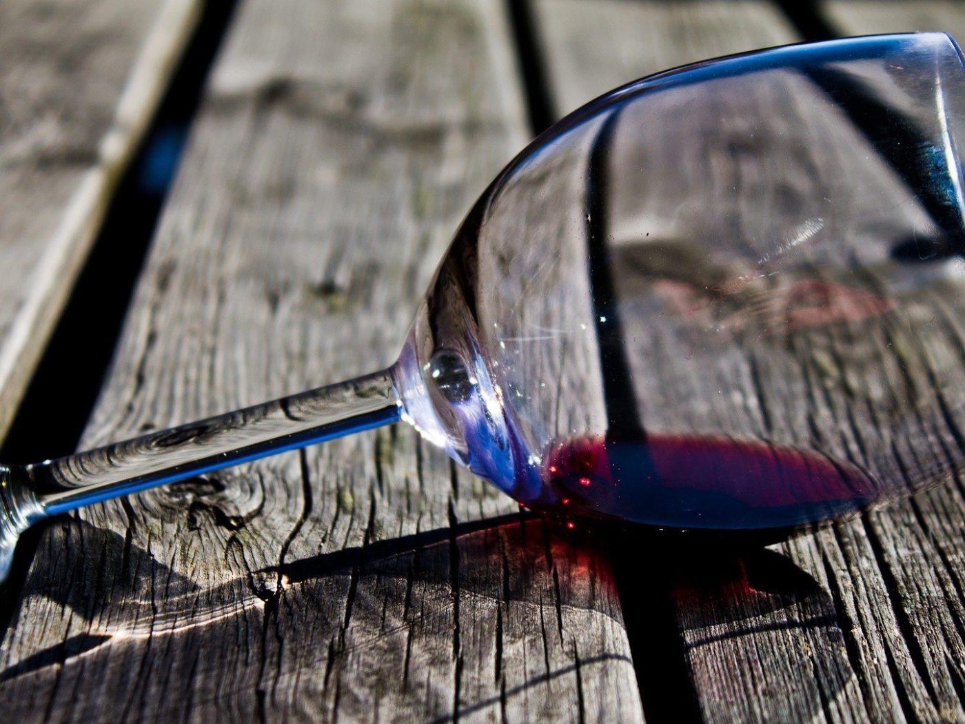 Бокал на деревянном полу