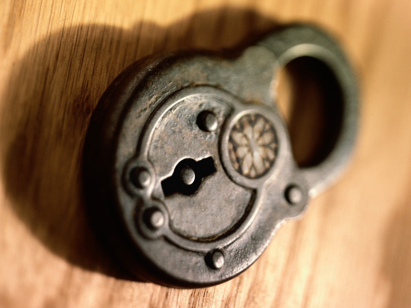 Старинный клепаный замок