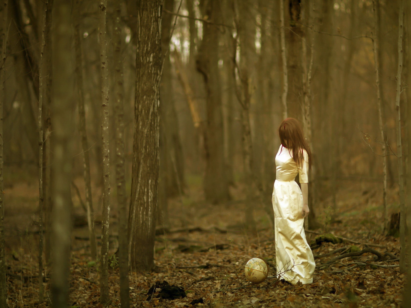 Девушка в лесу с глобусом