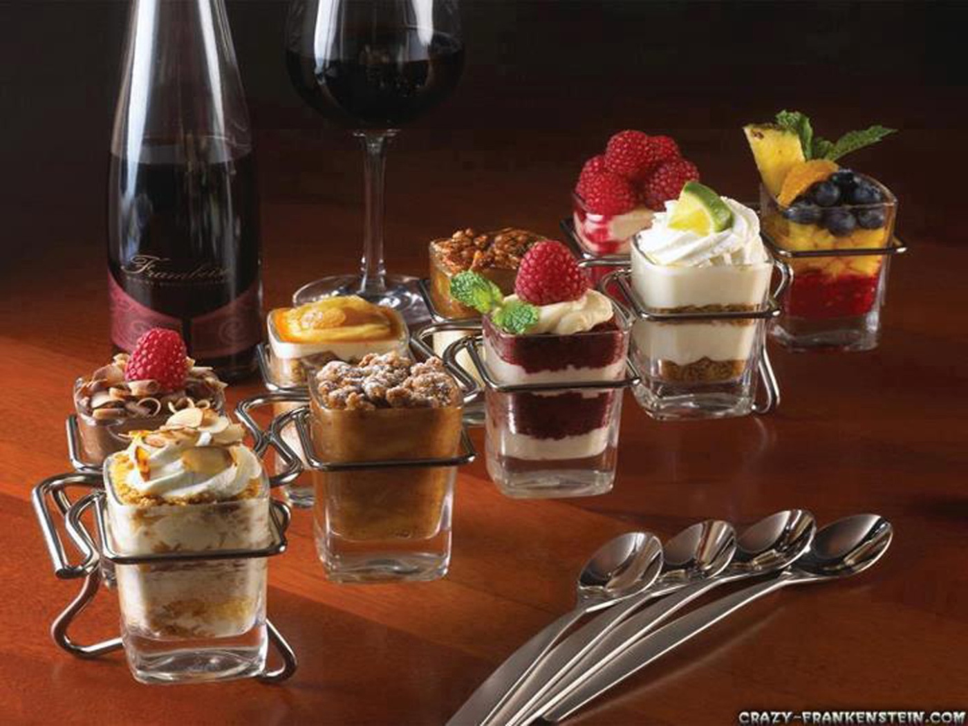 Десерт с красным вином