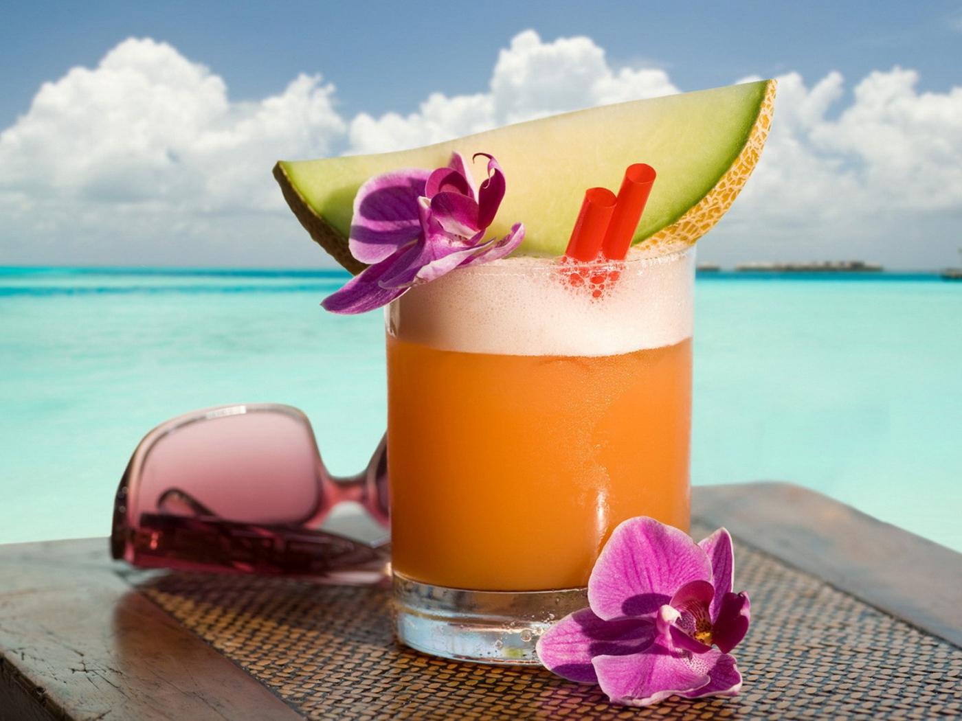 Коктейль и орхидеи