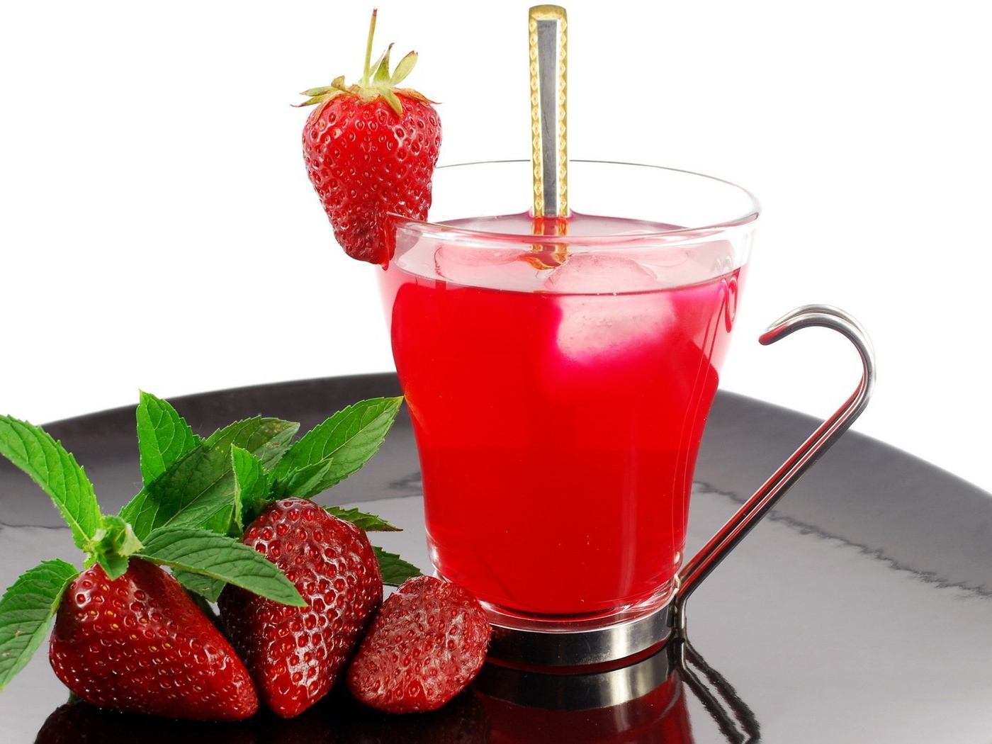 Клубничный коктейль в стакане