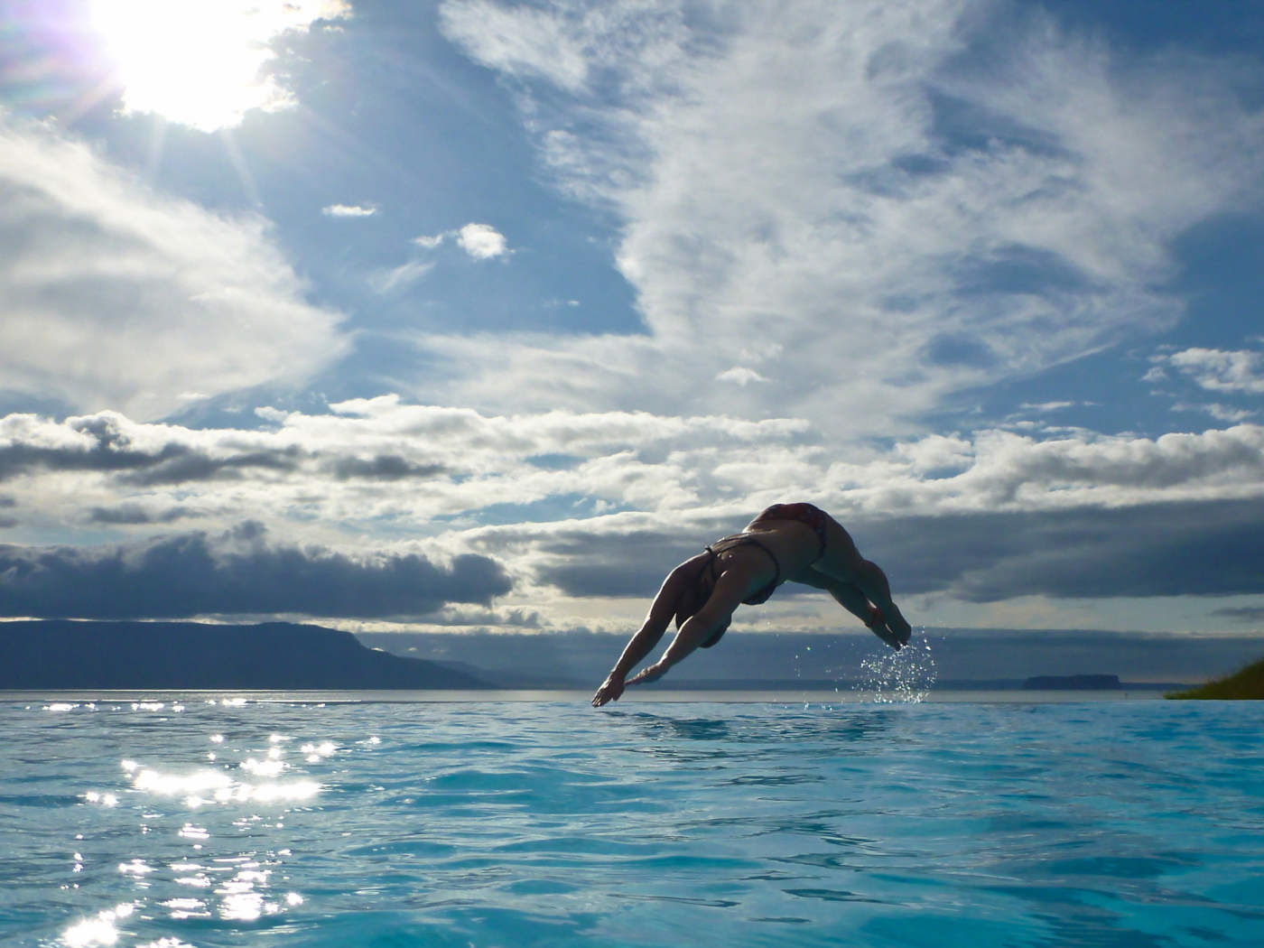 Девушка ныряет в воду
