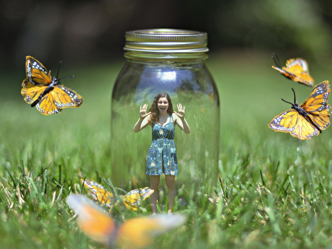 Девочка в банке