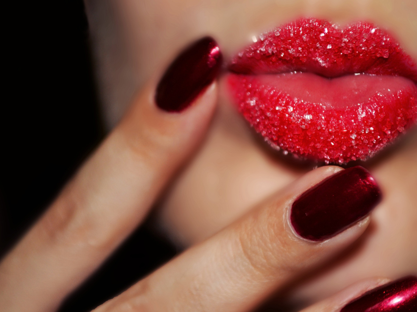 Красивые губы девушки в сахаре