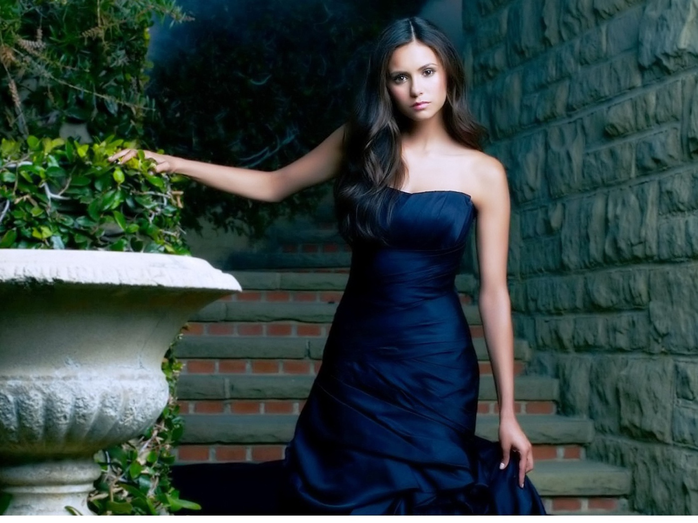 Актриса Нина Добрев в синем платье