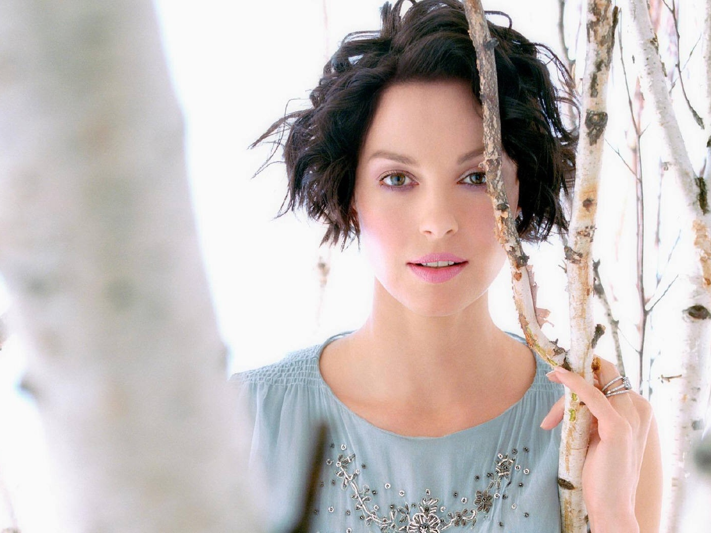 Эшли Джуд у березы