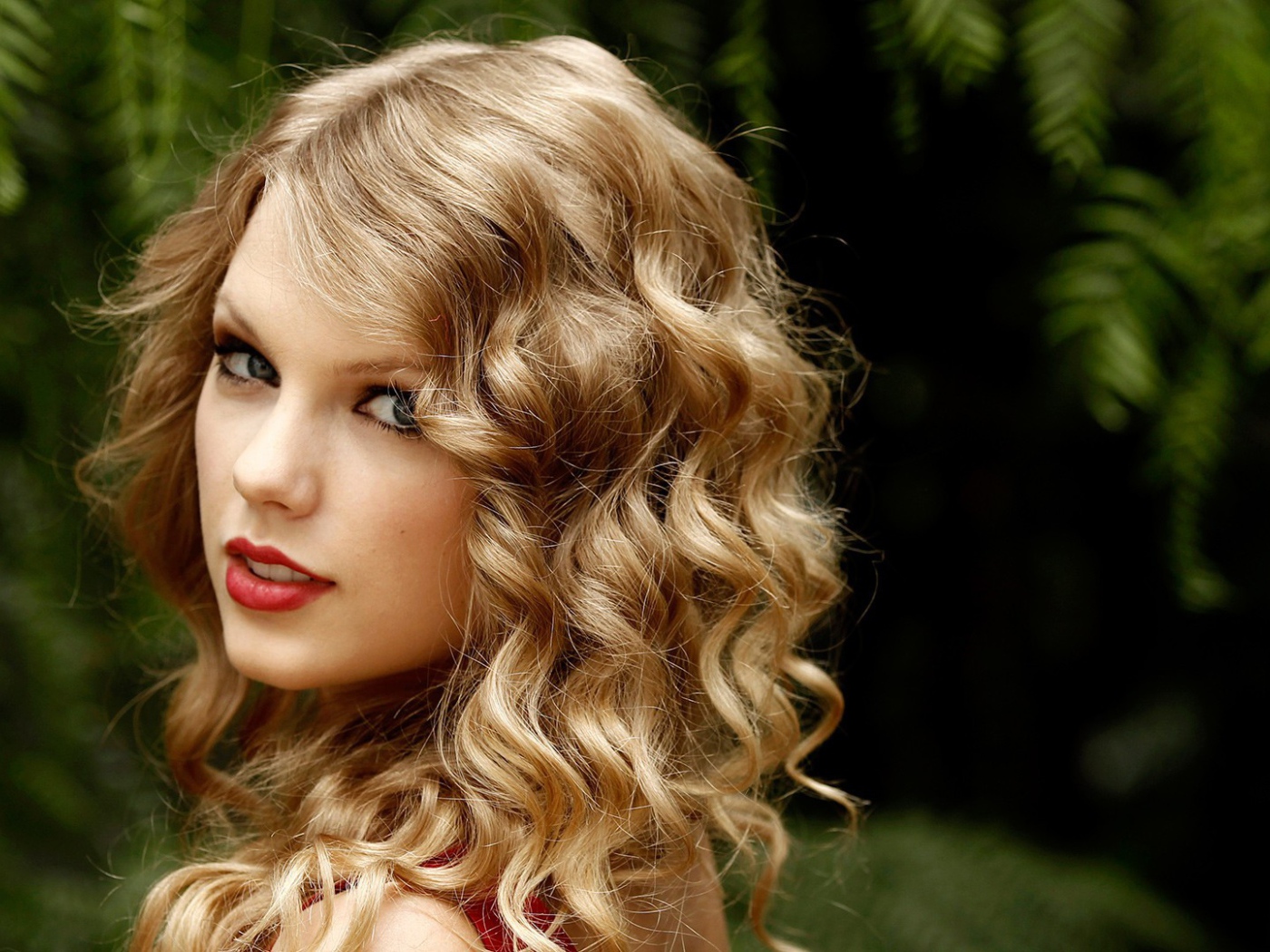 Блондинка Тейлор Свифт