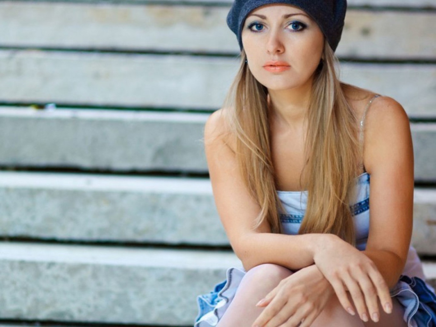 Блондинка в синем берете