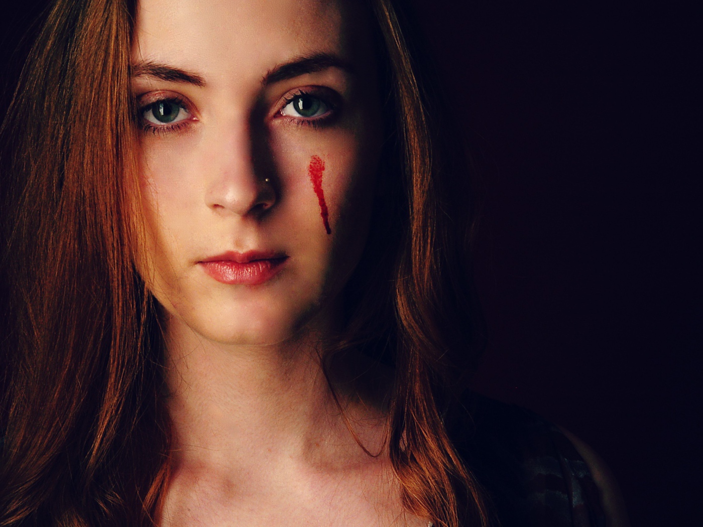Кровавые слезы на лице