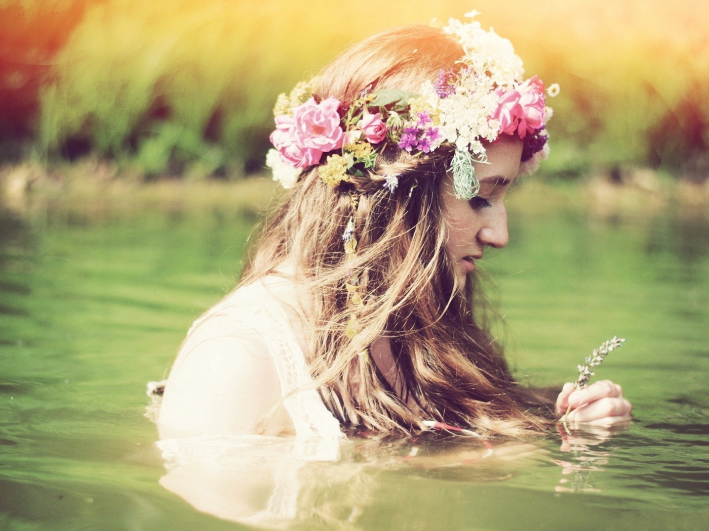 Девушка купается с венком на голове