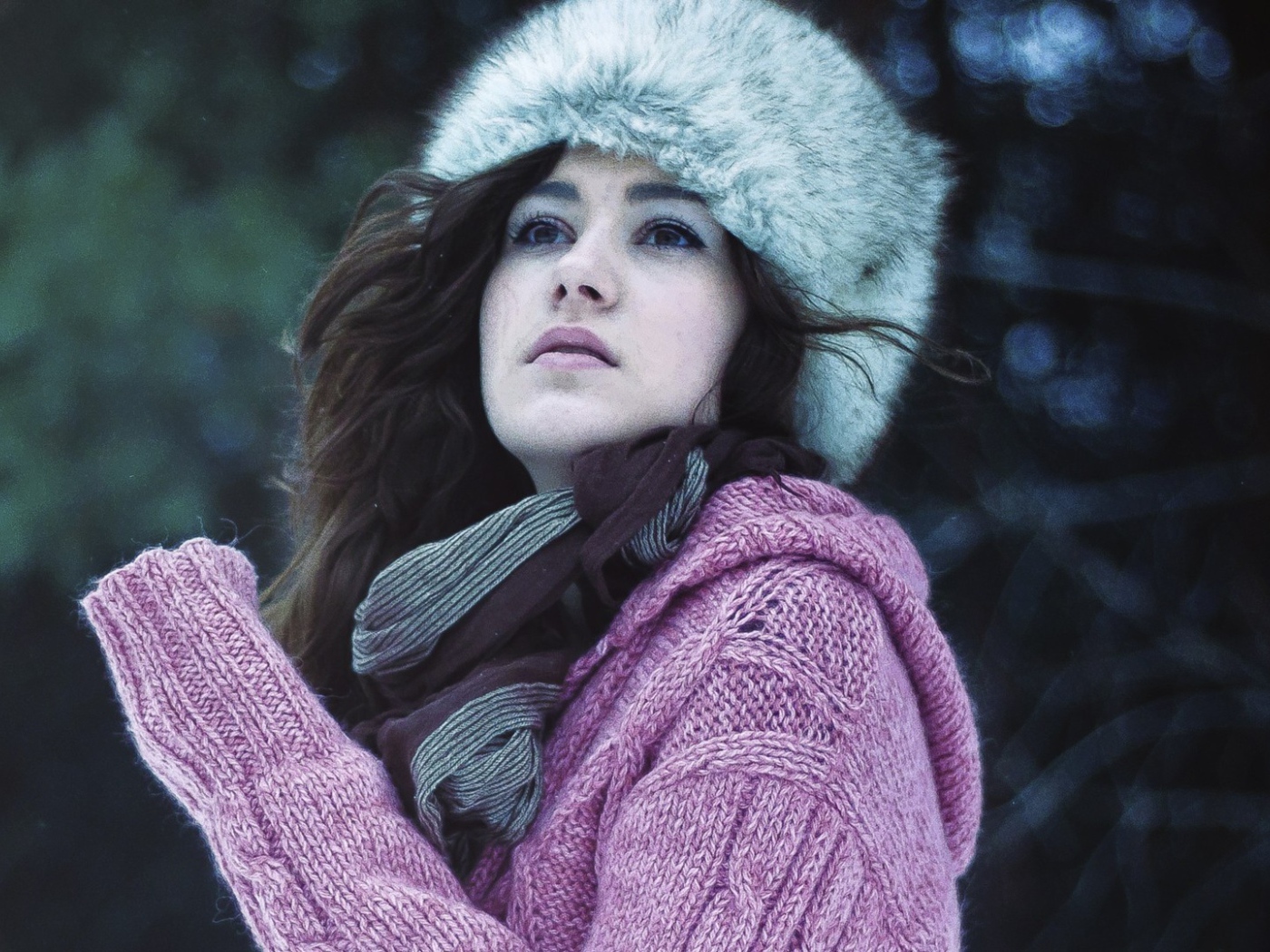 Девушка в свитере и шапке